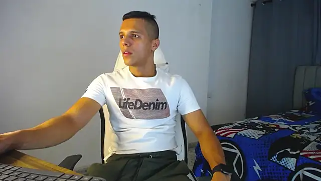 Snapshot of DavidAngell7 chatting on December 6, 2024, 4:36 am DavidAngell7 online show from December 6, 2024, 4:36 am