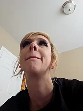 AmethystFoxx online show from April 18, 2026, 5:17 pm