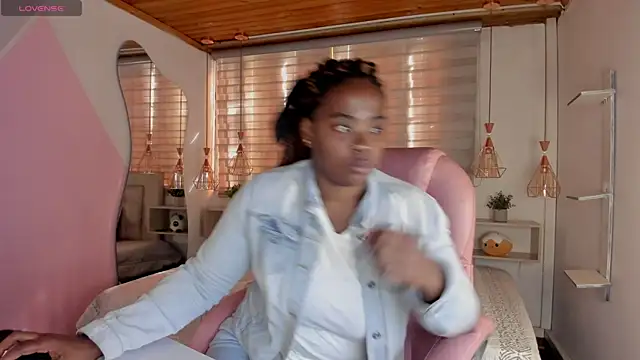 Snapshot of aleja17_xxx chatting on October 3, 2025, 8:06 pm aleja17 xxx online show from October 3, 2025, 8:06 pm