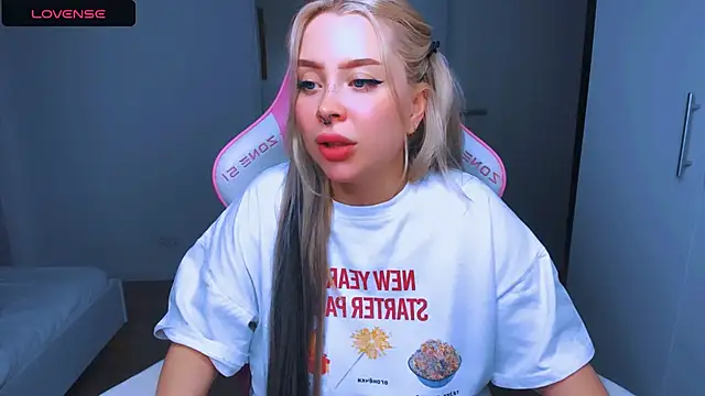 MonaLauu online show from January 11, 2025, 2:04 pm