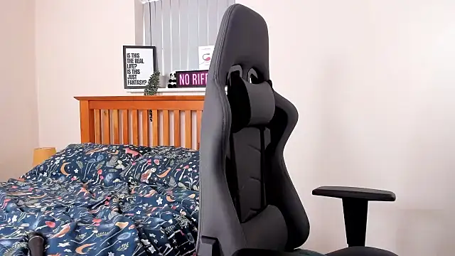 Snapshot of LucieWinters_UK chatting on March 19, 2025, 4:45 pm LucieWinters UK online show from March 19, 2025, 4:45 pm