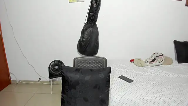 Snapshot of D-yanamilf chatting on September 14, 2025, 11:37 pm D-yanamilf online show from September 14, 2025, 11:37 pm