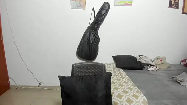 Snapshot of D-yanamilf chatting on November 4, 2025, 9:52 am D-yanamilf online show from November 4, 2025, 9:52 am