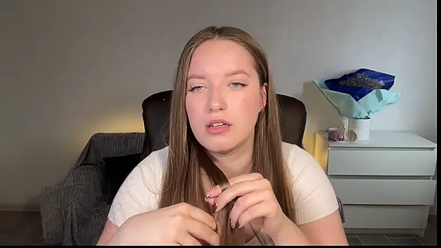 EvaMaddison online show from April 9, 2026, 7:14 am