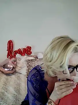 Snapshot of AureliaDoux chatting on February 11, 2025, 7:27 pm AureliaDoux online show from February 11, 2025, 7:27 pm