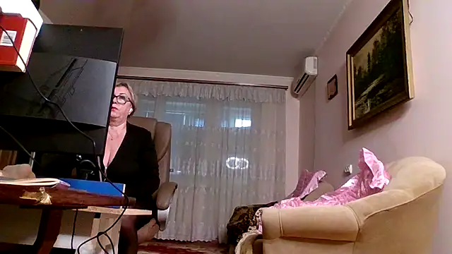 Snapshot of Kallliina chatting on October 13, 2025, 6:02 am Kallliina online show from October 13, 2025, 6:02 am