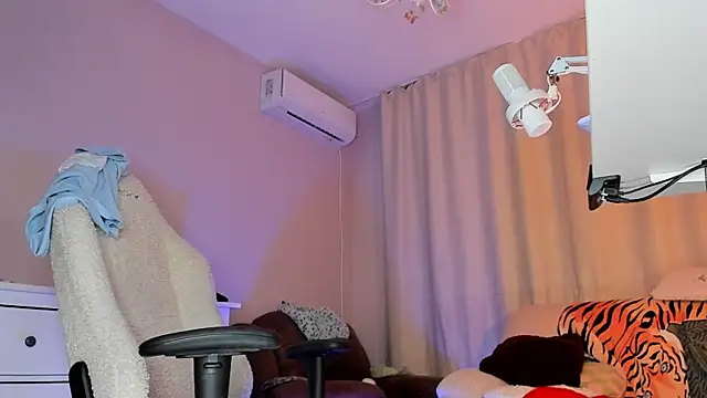 EmilyAden online show from April 15, 2026, 7:58 pm