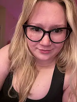 Snapshot of PiggyRose chatting on March 23, 2025, 5:00 am PiggyRose online show from March 23, 2025, 5:00 am