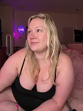 Snapshot of PiggyRose chatting on May 2, 2026, 1:32 am PiggyRose online show from May 2, 2026, 1:32 am