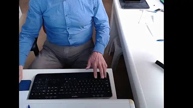 dutchpornking online show from December 4, 2025, 8:34 am