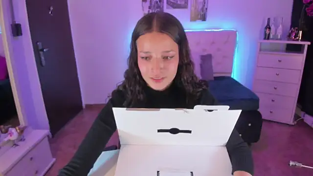 Amaia Daniells online show from December 16, 2024, 3:51 am