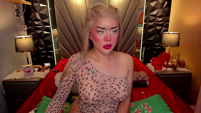 QuiinMollyXxX online show from September 12, 2025, 4:07 pm