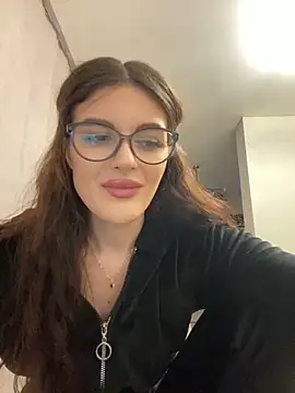 little belucci online show from February 21, 2025, 3:54 pm