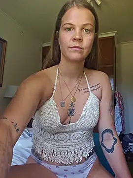 chloemoonandstarss online show from November 11, 2025, 12:16 pm