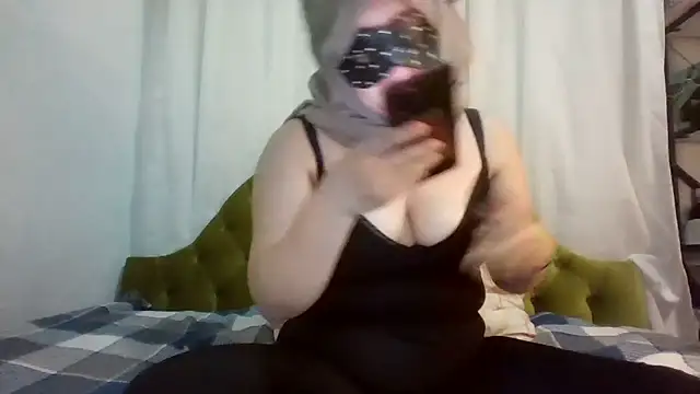 insatiableeee online show from April 14, 2026, 8:37 pm