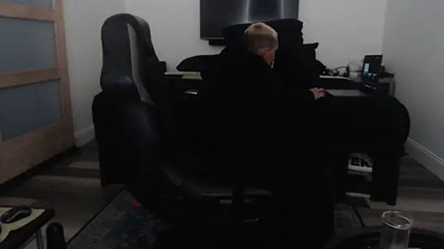 inc25cbxh online show from December 19, 2025, 7:54 pm