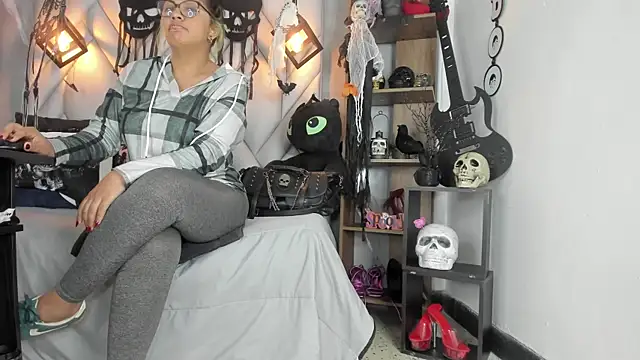 MirandaHaguen online show from October 15, 2025, 9:48 pm