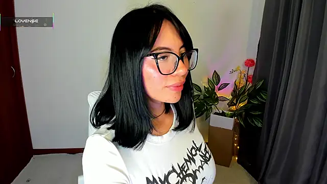 Snapshot of Silvanna-Moree chatting on February 16, 2026, 5:09 pm Silvanna-Moree online show from February 16, 2026, 5:09 pm