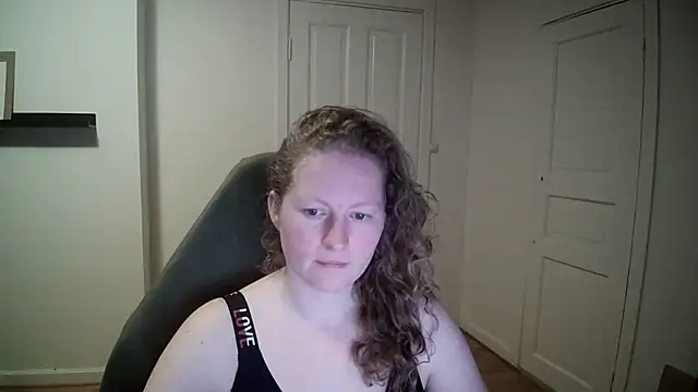 Girlnina-1995 online show from March 4, 2025, 9:11 pm