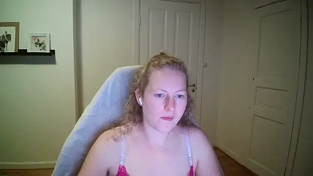 Girlnina-1995 online show from October 13, 2025, 8:20 pm