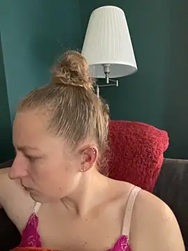 Girlnina-1995 online show from October 28, 2025, 10:41 am