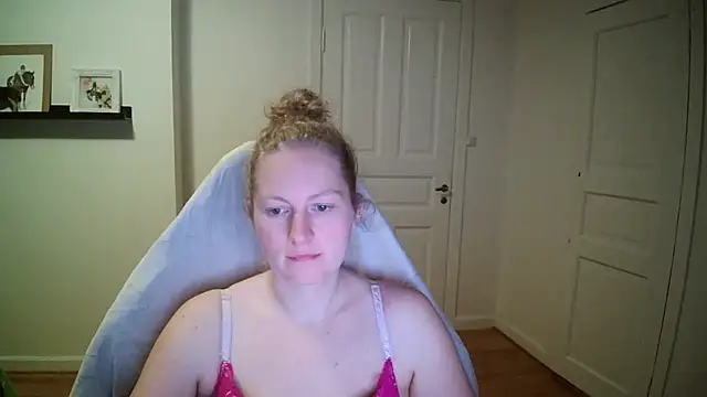 Girlnina-1995 online show from October 28, 2025, 10:45 pm