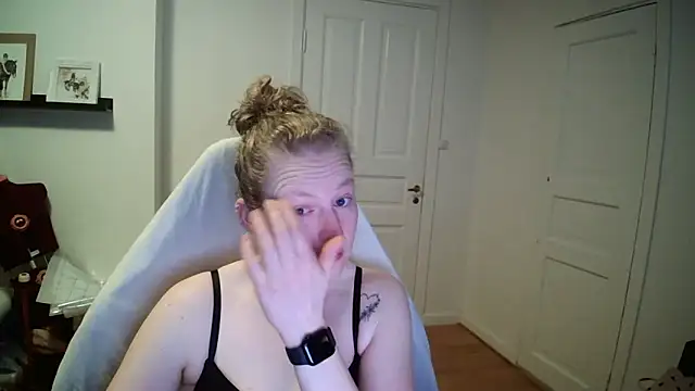 Girlnina-1995 online show from March 20, 2026, 6:29 am