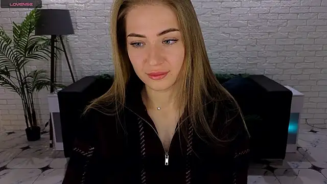 Snapshot of Adelyna_Bird chatting on September 26, 2025, 6:17 am Adelyna Bird online show from September 26, 2025, 6:17 am