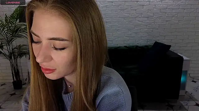 Snapshot of Adelyna_Bird chatting on October 3, 2025, 6:32 am Adelyna Bird online show from October 3, 2025, 6:32 am