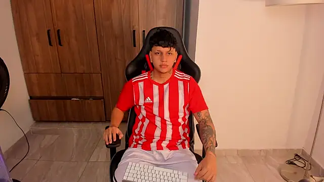 Snapshot of Jake_simons chatting on October 13, 2025, 2:33 am Jake simons online show from October 13, 2025, 2:33 am