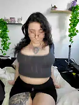 Snapshot of Moxxxie chatting on February 26, 2025, 4:35 pm Moxxxie online show from February 26, 2025, 4:35 pm