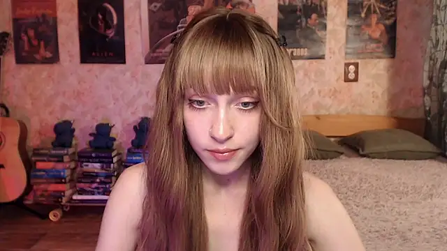 Snapshot of Friendly_Ellie chatting on June 9, 2026, 12:44 am Friendly Ellie online show from June 9, 2026, 12:44 am