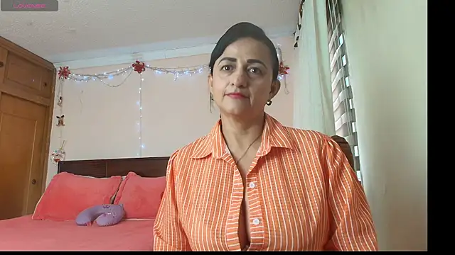 ISABEEL SOFIA01 online show from April 17, 2026, 9:29 pm