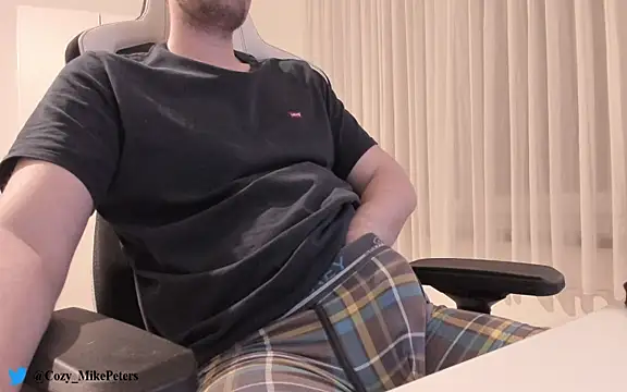 Snapshot of cozy-mike chatting on January 8, 2025, 11:52 pm cozy-mike online show from January 8, 2025, 11:52 pm