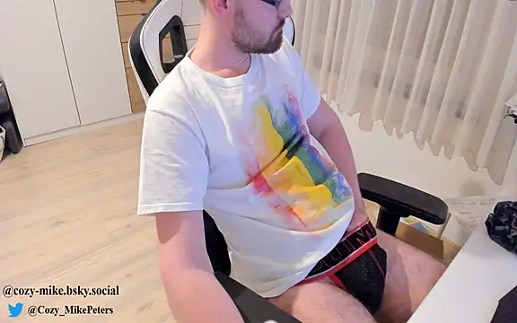 Snapshot of cozy-mike chatting on March 1, 2025, 1:32 am cozy-mike online show from March 1, 2025, 1:32 am