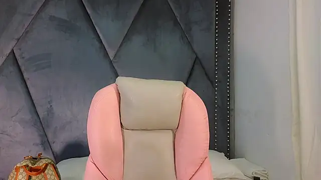 Snapshot of SexyLeilaa chatting on March 9, 2025, 12:00 am SexyLeilaa online show from March 9, 2025, 12:00 am