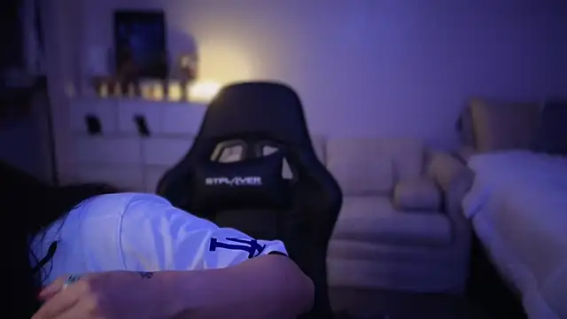 drizzypeach602 online show from February 19, 2025, 8:55 am