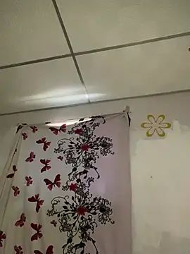 Amira Milker online show from December 23, 2024, 4:28 pm