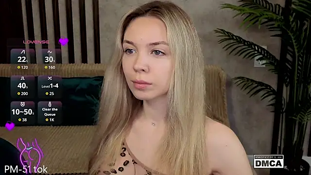 Snapshot of Holl1Would chatting on February 3, 2026, 8:25 pm Holl1Would online show from February 3, 2026, 8:25 pm