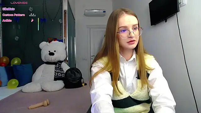 KateJonson online show from March 3, 2025, 12:37 pm