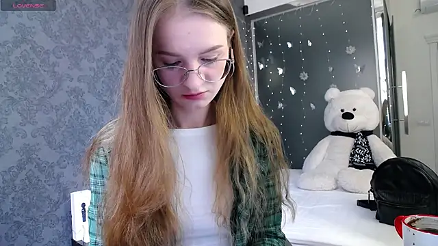 Snapshot of KateJonson chatting on June 4, 2026, 7:03 am KateJonson online show from June 4, 2026, 7:03 am