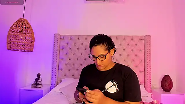 DanielleEvans  online show from March 11, 2025, 11:01 am