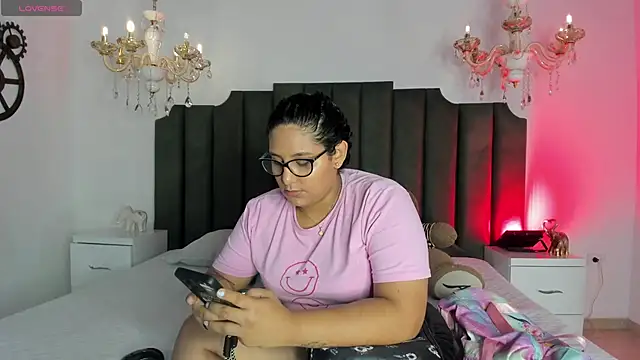 DanielleEvans  online show from September 9, 2025, 11:32 am