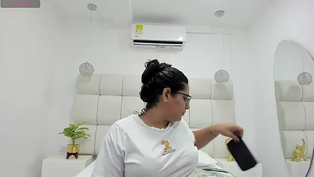 DanielleEvans  online show from September 15, 2025, 11:21 am