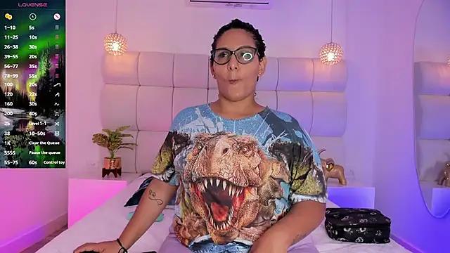 DanielleEvans  online show from September 18, 2025, 11:23 am