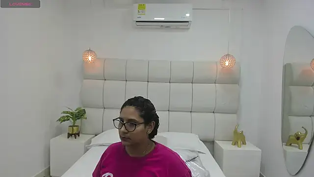 DanielleEvans  online show from October 19, 2025, 11:22 am