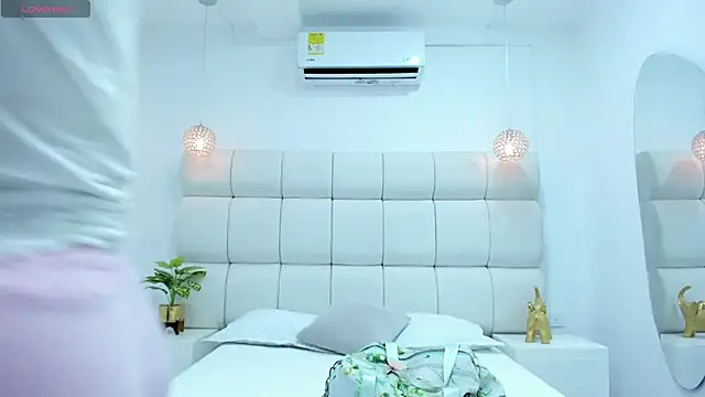 DanielleEvans  online show from November 14, 2025, 11:31 am