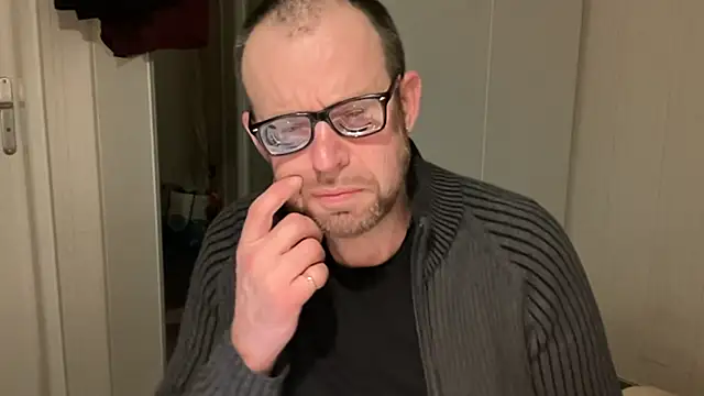 FABIOGLASSES online show from December 3, 2025, 11:25 pm