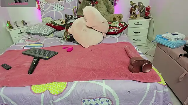 Snapshot of Karly_moon chatting on December 21, 2024, 5:36 am Karly moon online show from December 21, 2024, 5:36 am