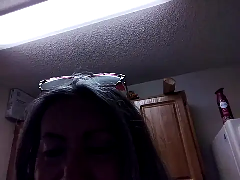 EvaRobinson online show from February 13, 2025, 6:27 pm